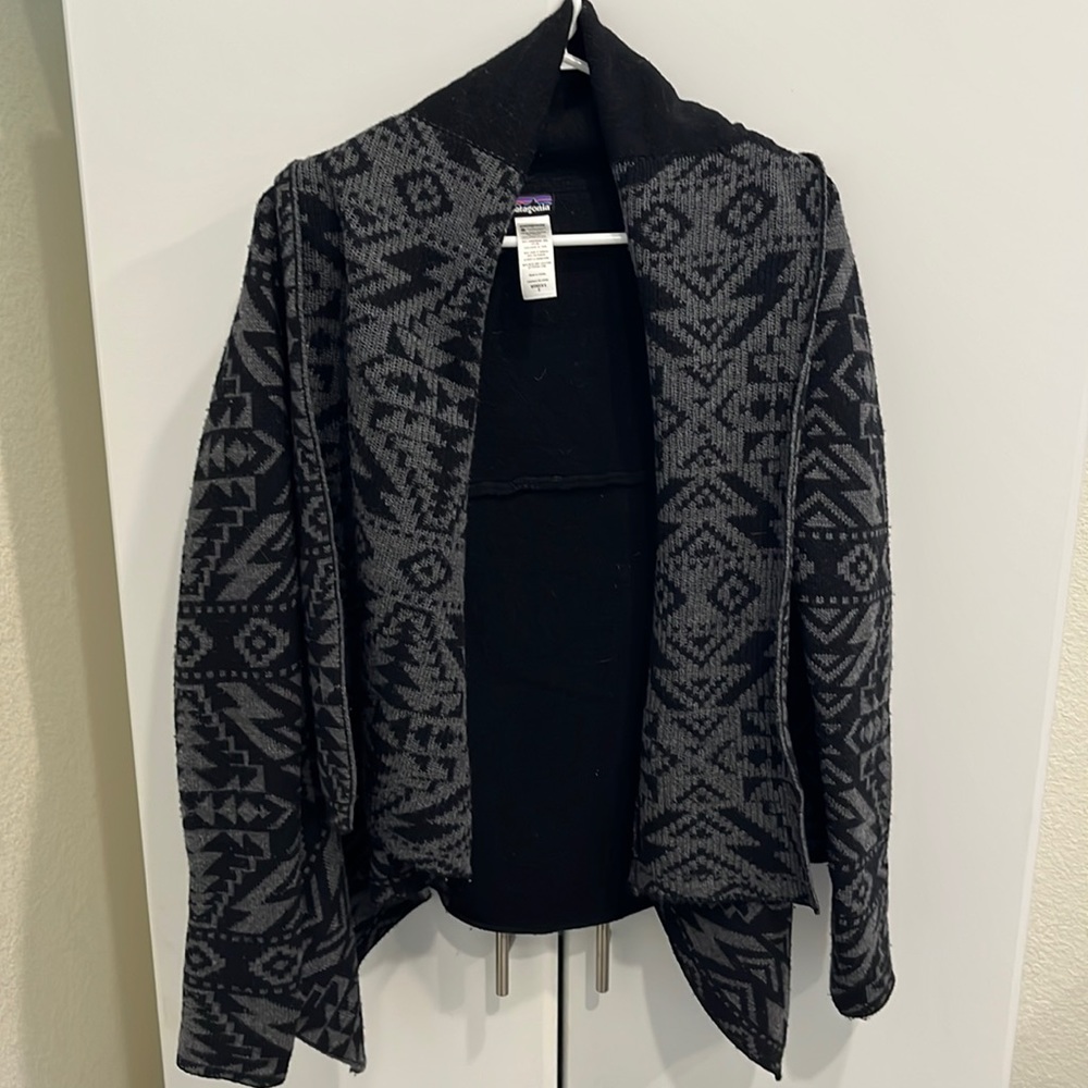 ✨Patagonia ✨ Cozy women’s open sweater with geometric Aztec pattern ✨ 💯% WooL